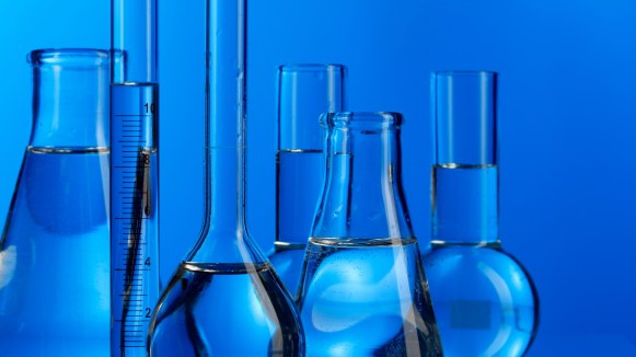 flasks_test_tubes_liquid_blue_background_80323_2560x1440